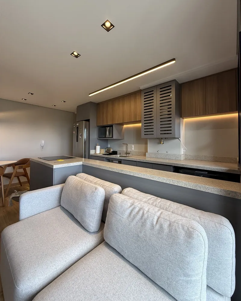 Na obra – Sala e cozinha prontas, do mesmo ângulo das imagens 3D, Apartamento N+R em Capão da Canoa/RS