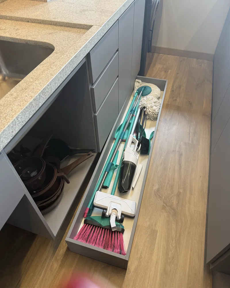 Na obra – O gavetão para vassouras com rodinhas, igual ao desenho, Apartamento N+R (Capão da Canoa/RS)