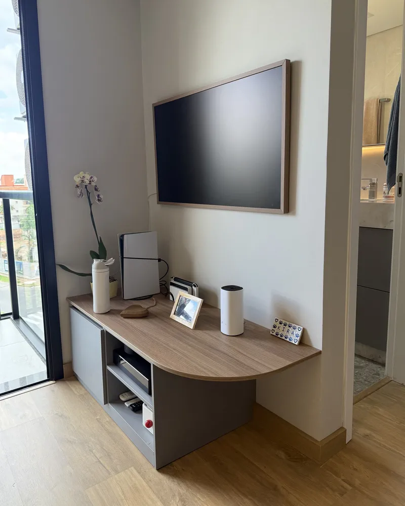 Na obra – A parede da TV e o rack prontos, Apartamento N+R (Capão da Canoa/RS)