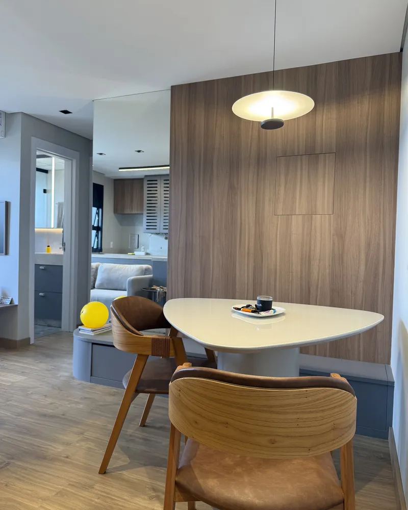 Na obra – O pendente disco sobre a mesa de jantar, como especificado, Apartamento N+R (Capão da Canoa/RS)