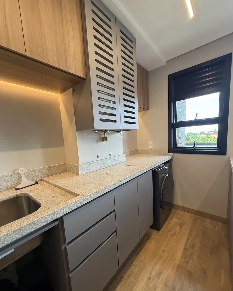 Na obra – A parede da cozinha pronta: marcenaria, bancada e janela onde foram desenhadas, Apartamento N+R (Capão da Canoa/RS)