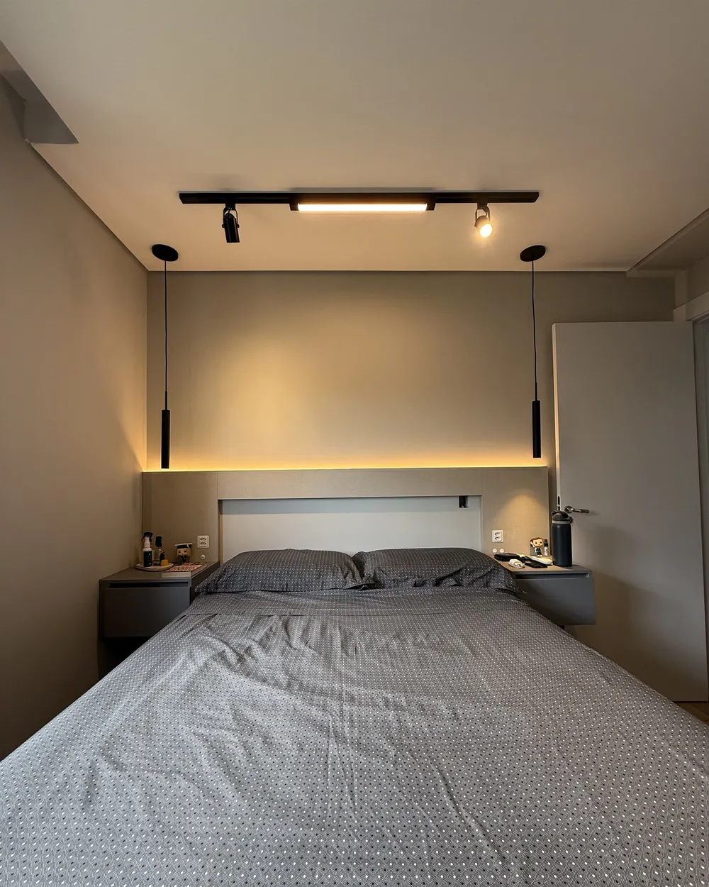 Quarto do casal com cabeceira e luz indireta – Apartamento N+R, Capão da Canoa/RS