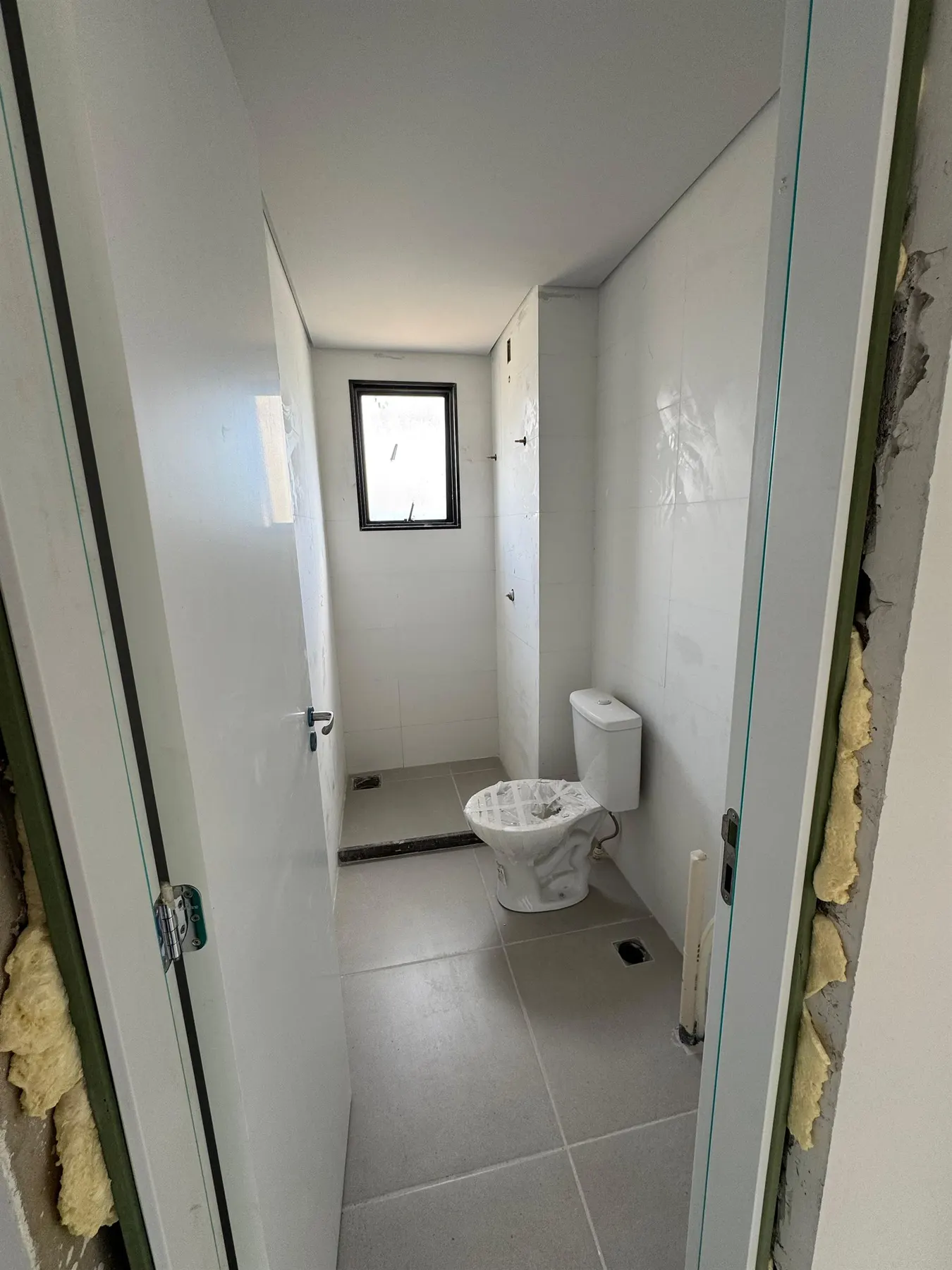 Antes – Banheiro do apartamento ainda em obra, sem acabamentos, na entrega da construtora, Apartamento N+R (Capão da Canoa/RS)