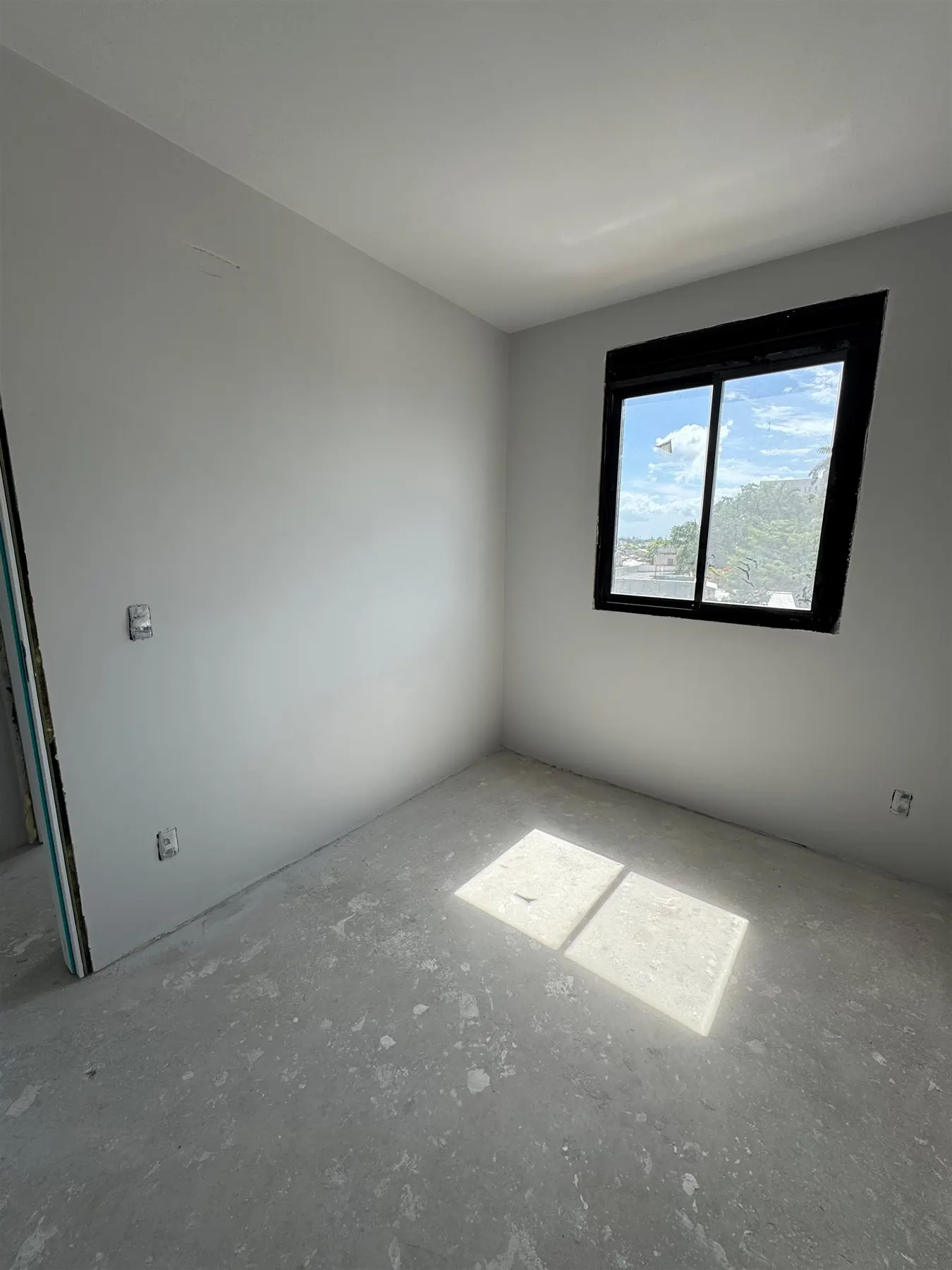 Antes – Segundo quarto ainda em obra, vazio, que se tornaria o home office, Apartamento N+R (Capão da Canoa/RS)
