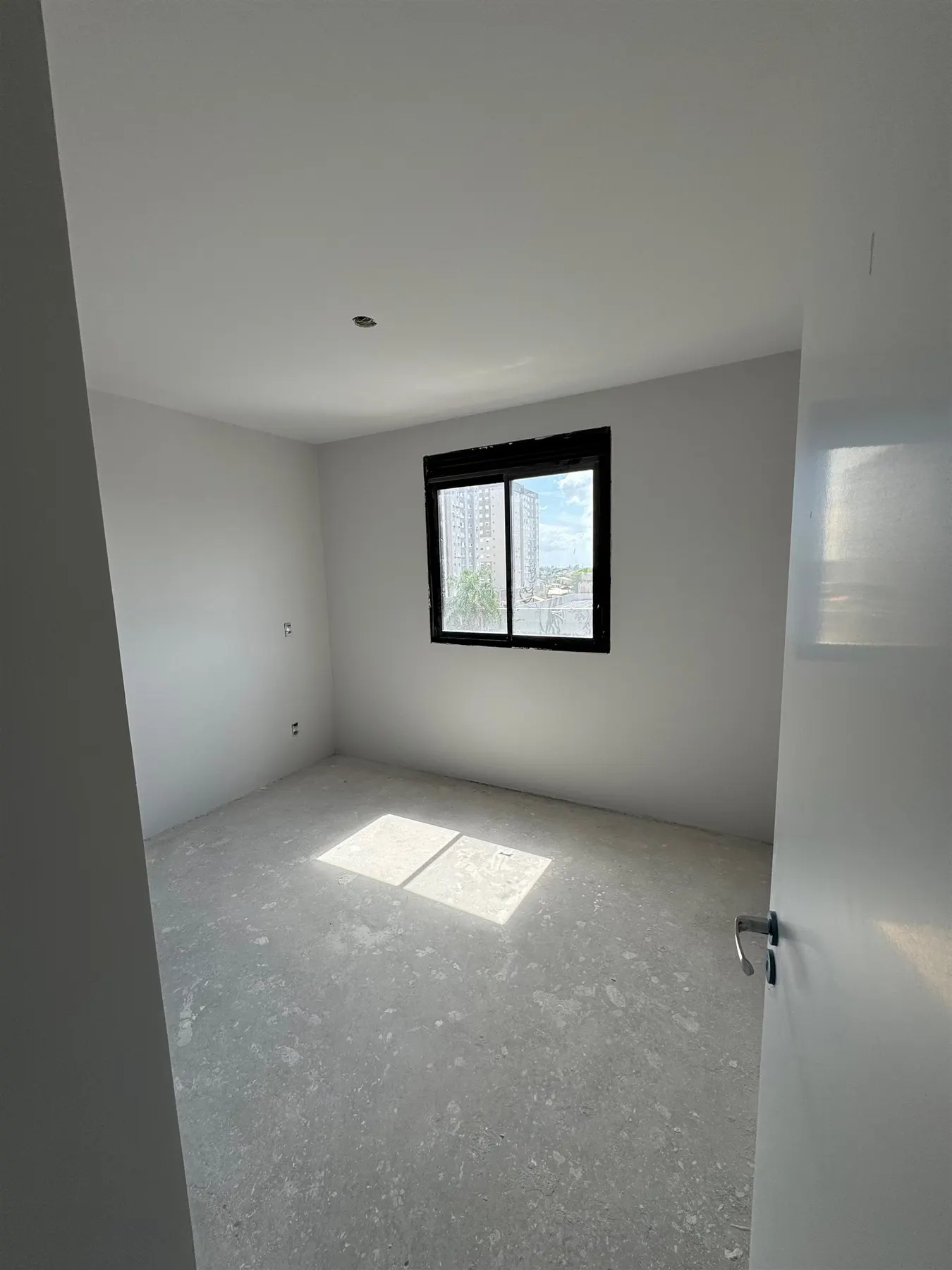 Antes – Quarto do casal ainda em obra, no contrapiso, sem marcenaria, Apartamento N+R (Capão da Canoa/RS)