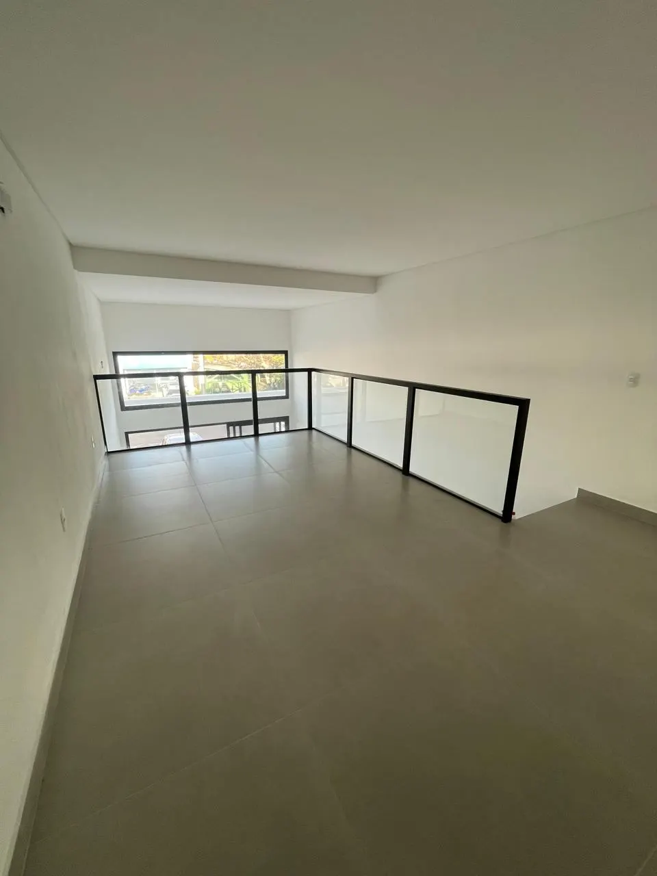Antes – Mezanino vazio, apenas com o guarda-corpo de vidro instalado, Both Barbershop (Capão da Canoa/RS)