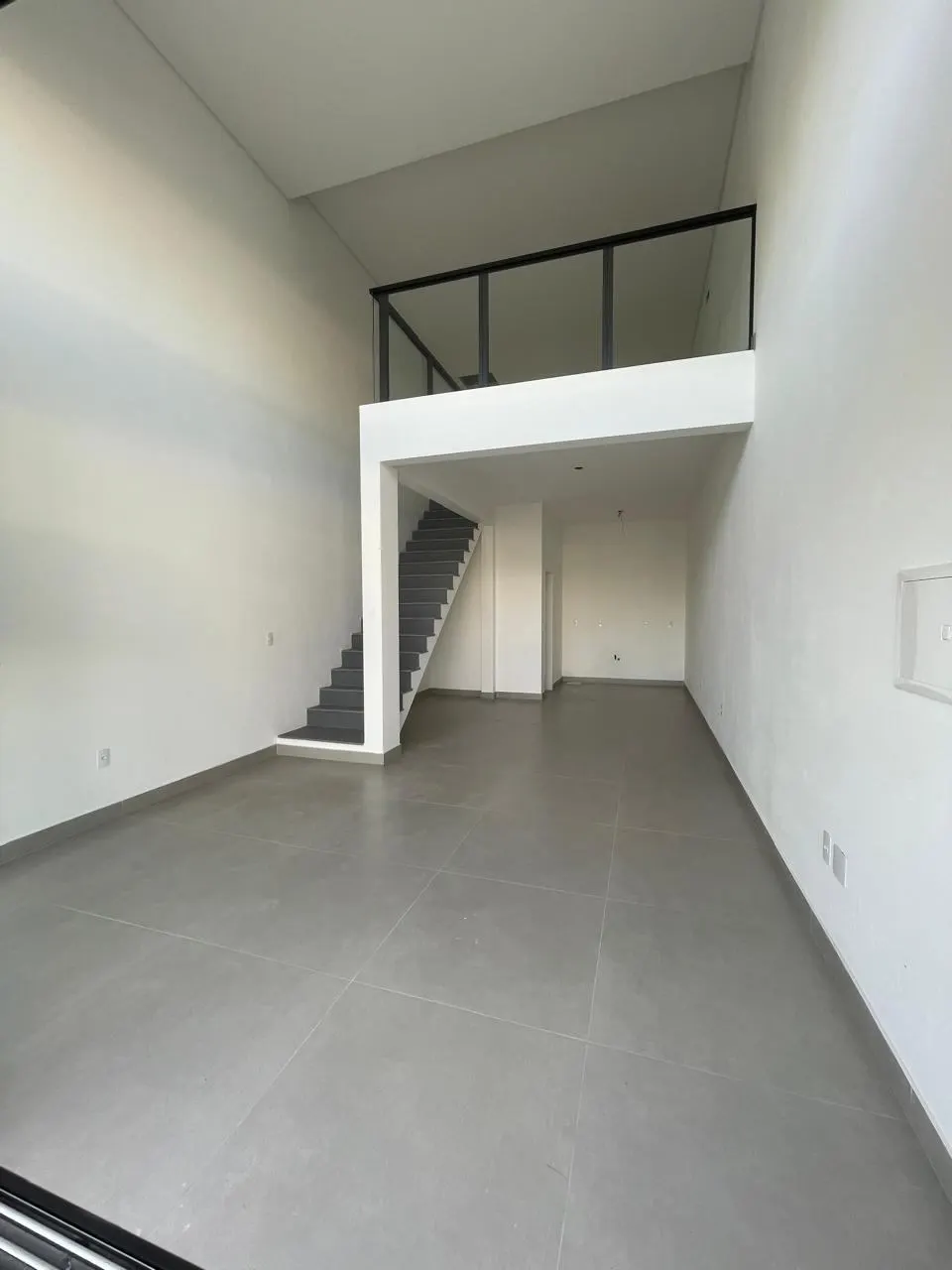 Antes – Térreo completamente vazio, com escada nova e sem nenhum móvel, Both Barbershop (Capão da Canoa/RS)