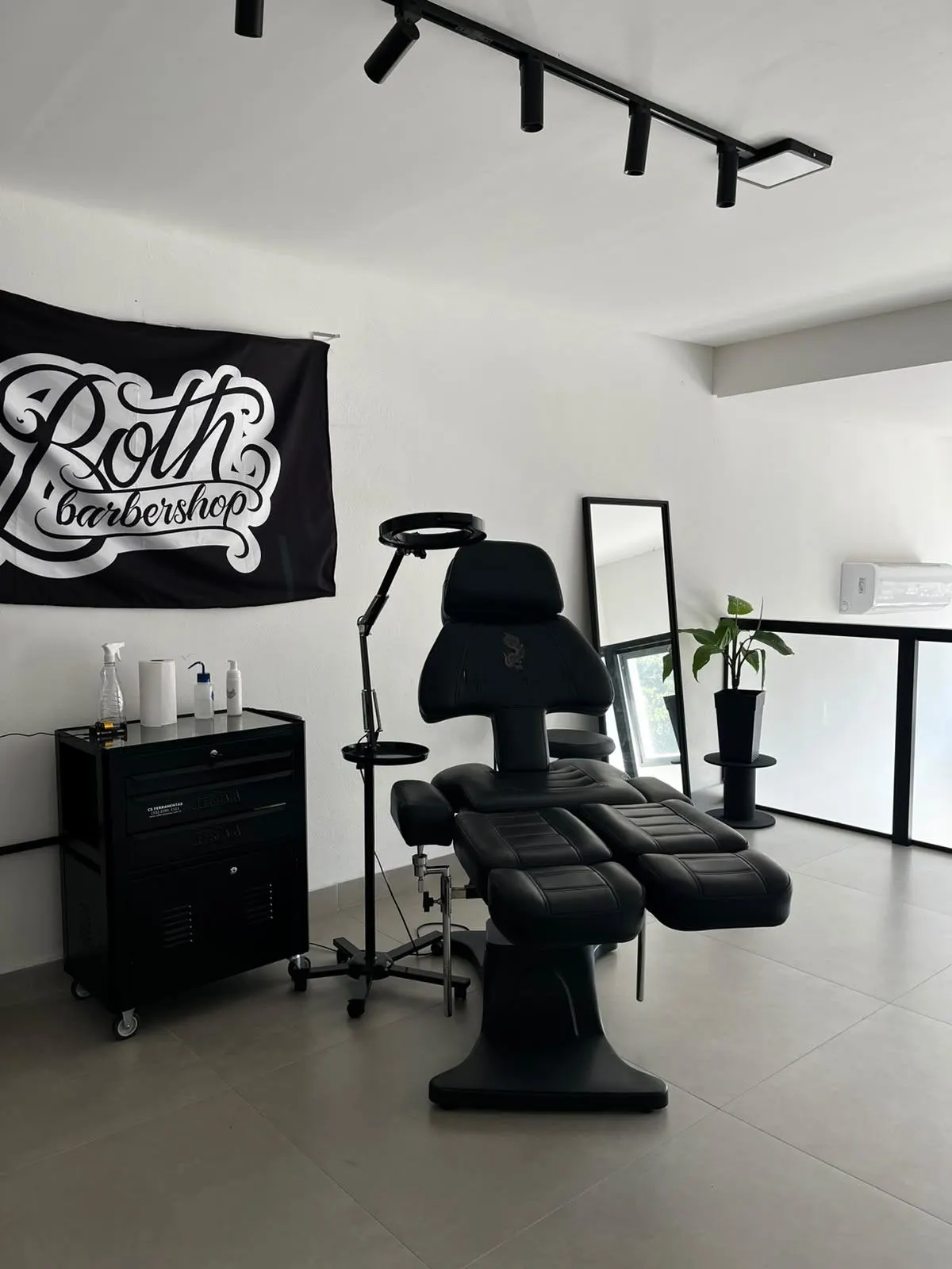 Depois – Mezanino pronto, com bandeira Both Barbershop e cadeira de tatuagem, Both Barbershop (Capão da Canoa/RS)
