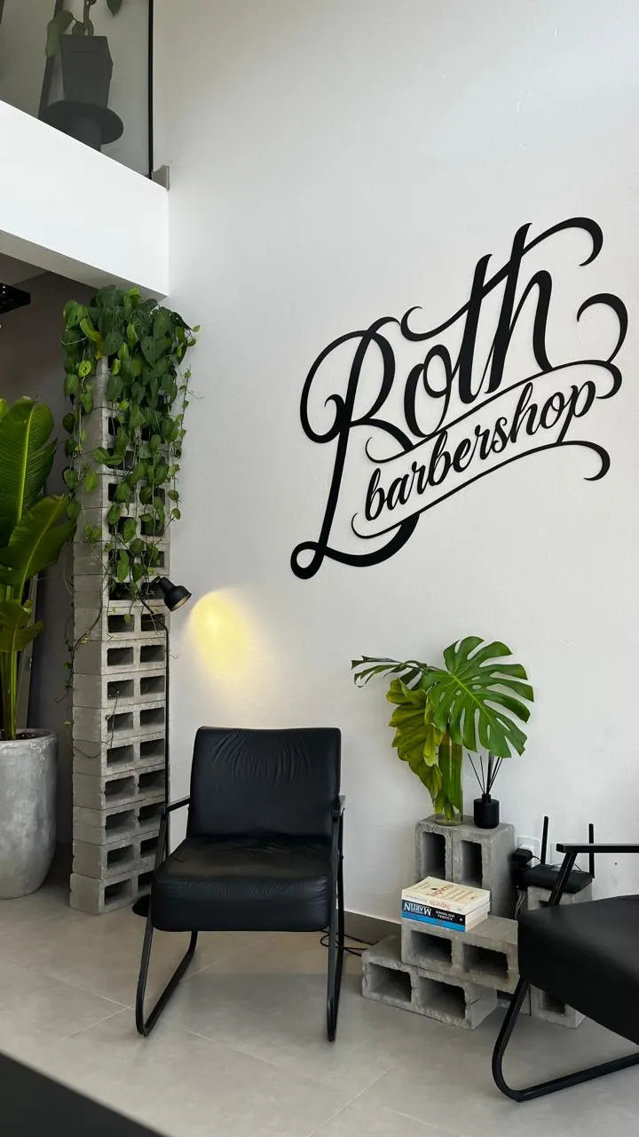 Depois – Térreo pronto, refletido no espelho: poltrona de barbeiro e escada, Both Barbershop (Capão da Canoa/RS)