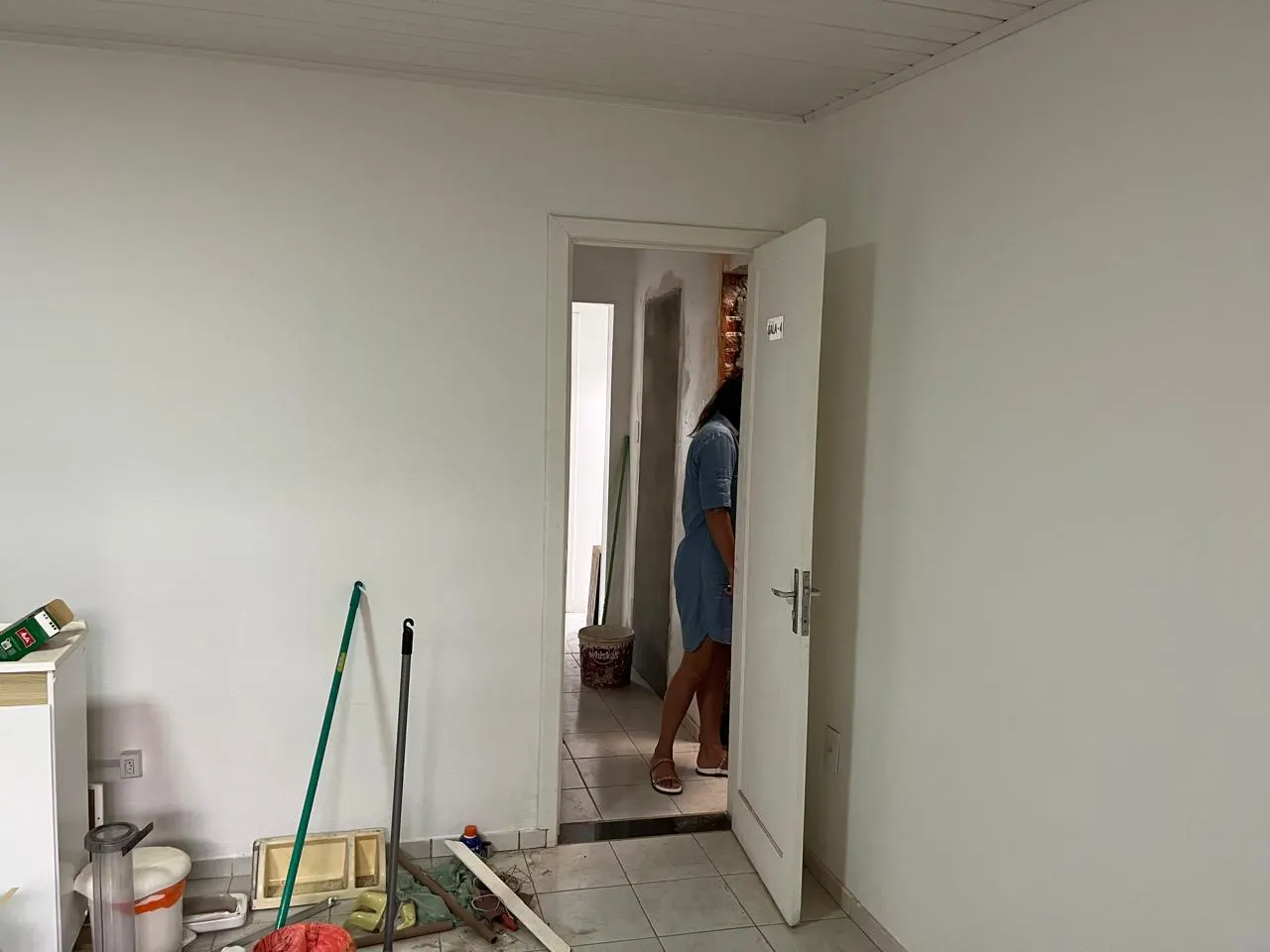 Antes – Sala vazia antes da reforma, piso antigo e parede sem acabamento, Ribeiro & Genro + DG Studio (Capão da Canoa/RS)