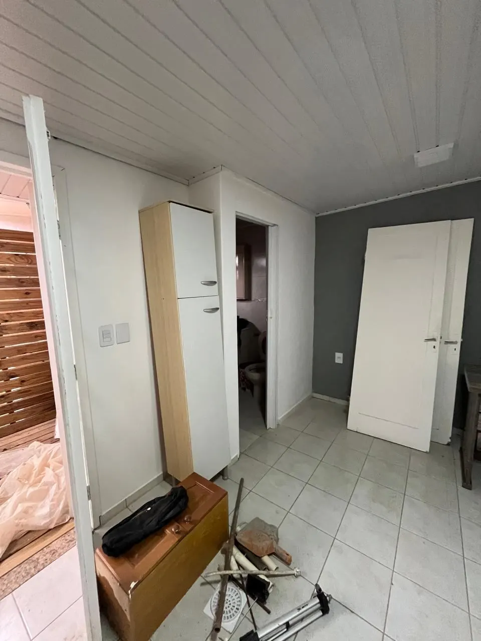 Antes – Canto da sala antes da reforma, com móveis antigos e obra em andamento, Ribeiro & Genro + DG Studio (Capão da Canoa/RS)