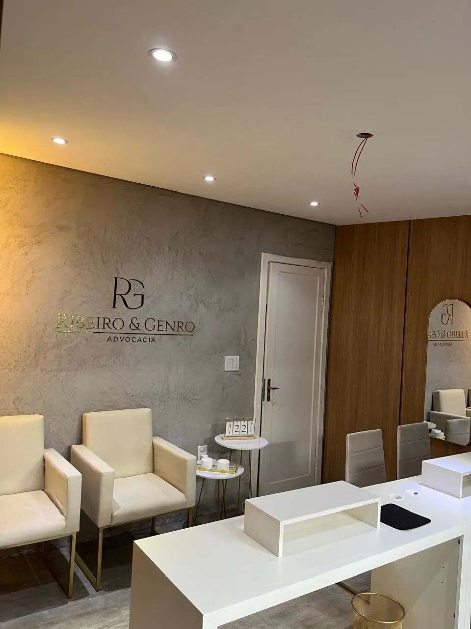 Depois – Parede após a reforma, em concreto com o logo Ribeiro & Genro Advocacia, Ribeiro & Genro + DG Studio (Capão da Canoa/RS)