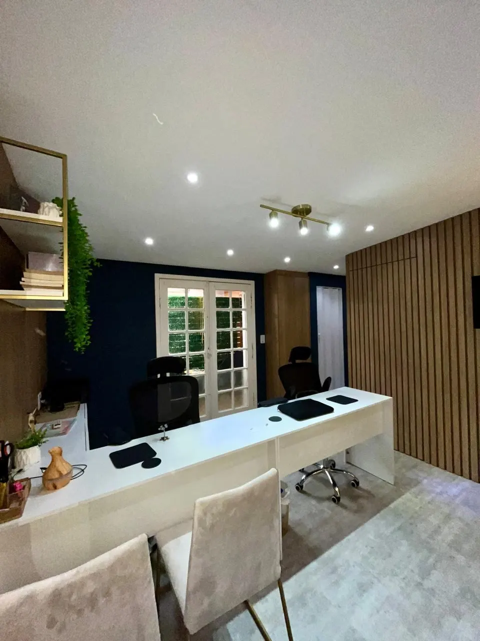 Depois – Ambiente pronto, com marcenaria ripada e mesas de trabalho, Ribeiro & Genro + DG Studio (Capão da Canoa/RS)